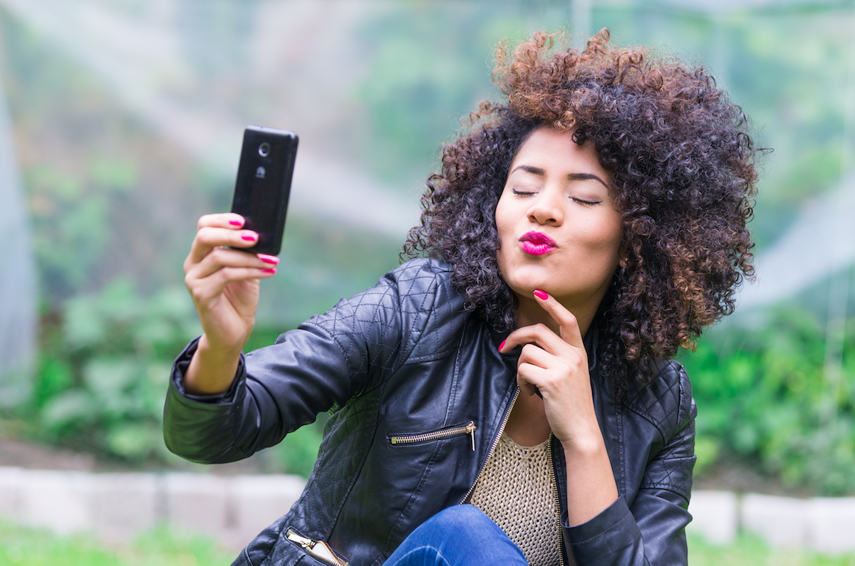 5 Tips To Take The Perfect Selfie On Instagram Curls Understood 